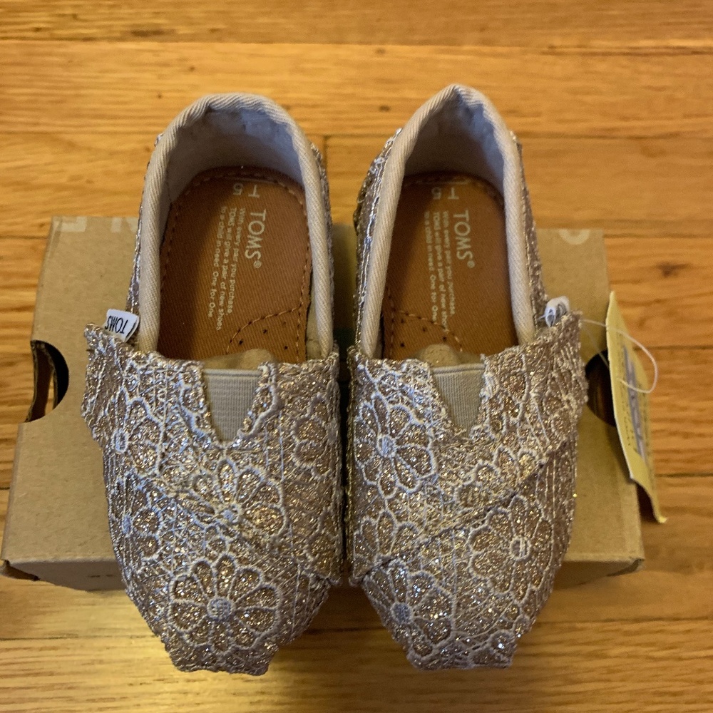 TOMS Classic Rose Gold Crochet Glitter Size 5 - Picture 1 of 2